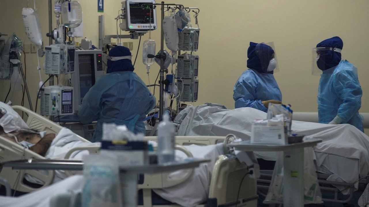 Brasil, sin sedantes para intubar pacientes de Covid-19; busca en otros países