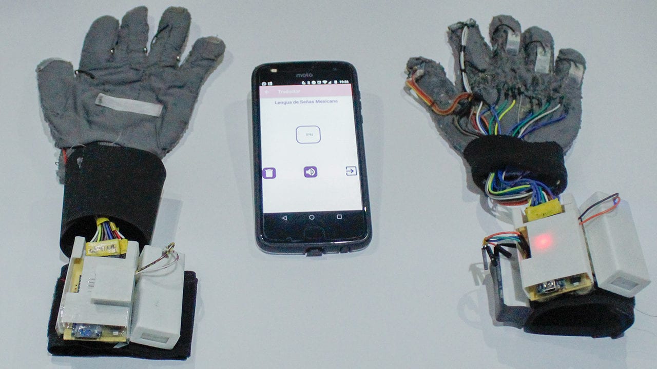 Talento mexicano: dos ingenieras del IPN crearon guantes para descifrar la Lengua de Señas Mexicana