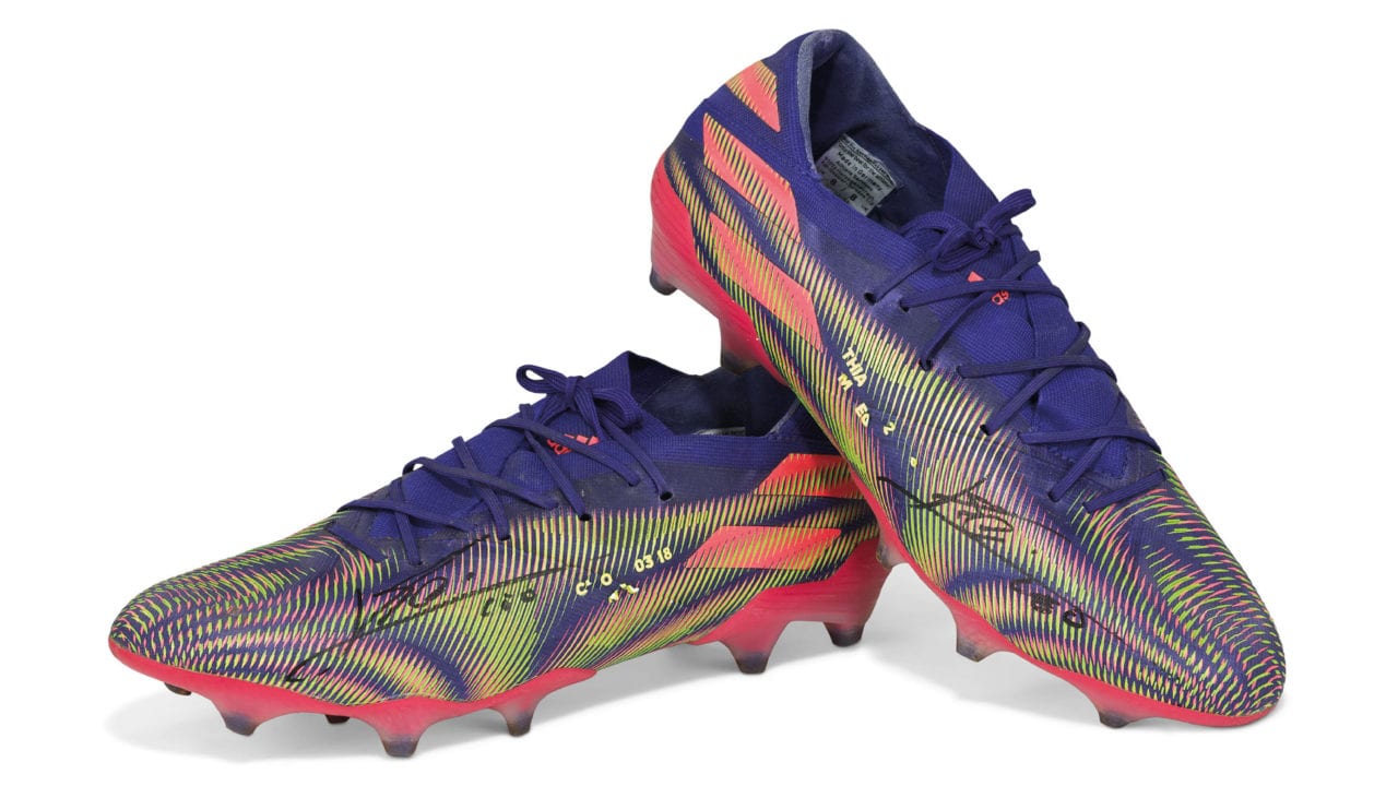 Subastan zapatos con los que Messi superó el récord de Pelé