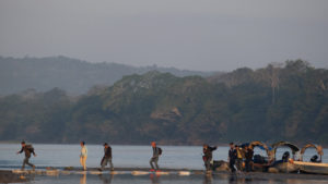Migrantes centroamericanos continúan su camino hacia EE. UU.