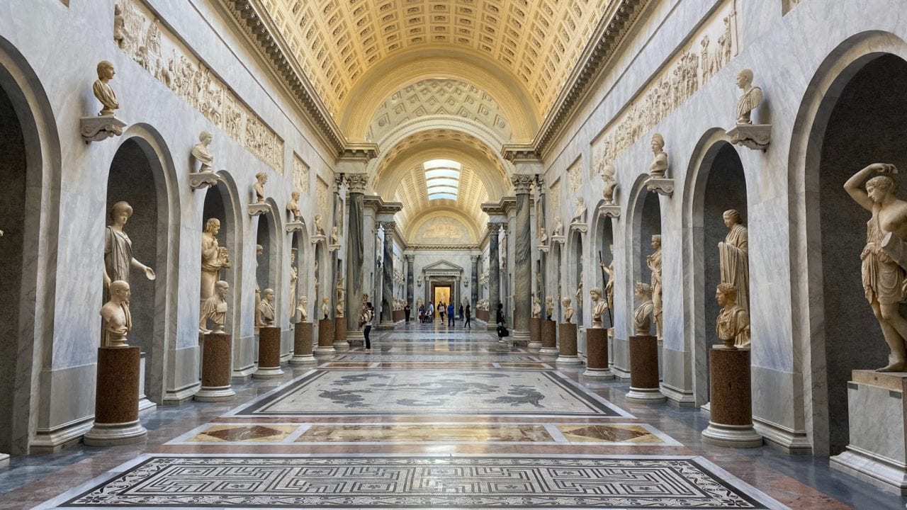 Hombre derriba antiguos bustos romanos en museo del Vaticano