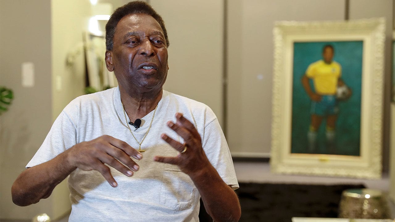 Hijo de Pelé aplaza regreso a club para seguir acompañándolo en hospital
