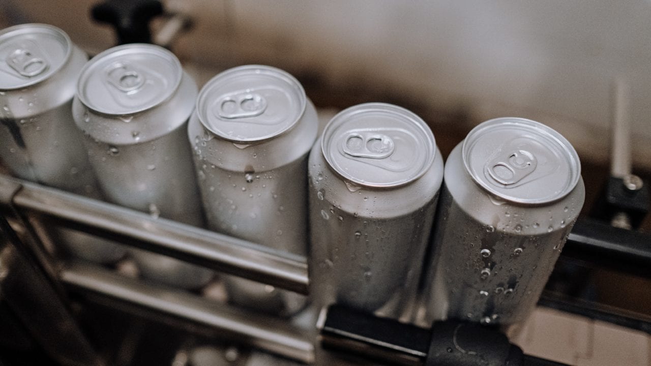 El trabajo en conjunto detrás de una cerveza en lata