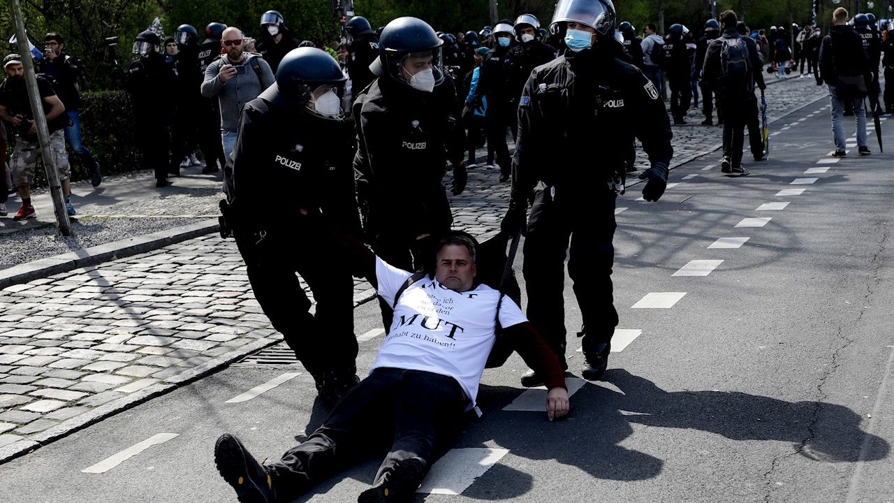 Policías alemanes disuelven manifestación contra ley de confinamiento