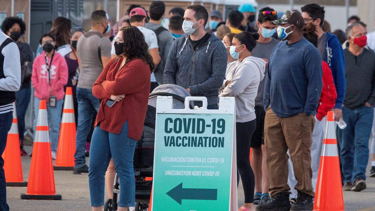 Turistas extranjeros podrían vacunarse en Estados Unidos