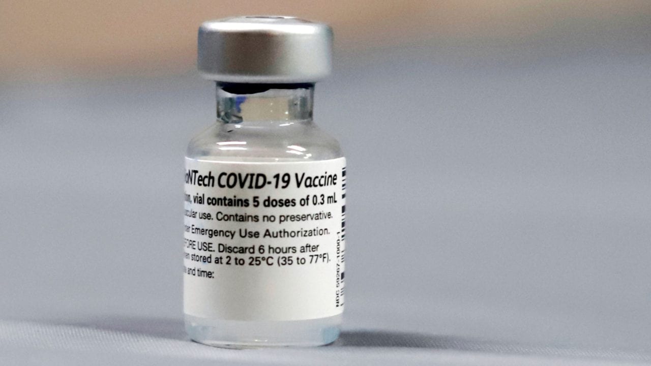 Baja eficacia contra Ómicron explica retraso de vacuna Pfizer para menores de 5 años