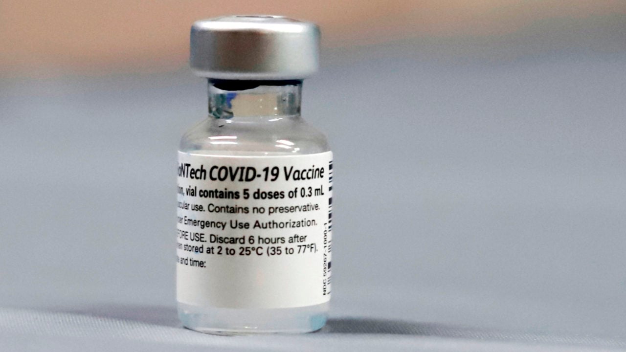 Aplicarán vacuna Pfizer a adolescentes de 12 a 17 años con enfermedades
