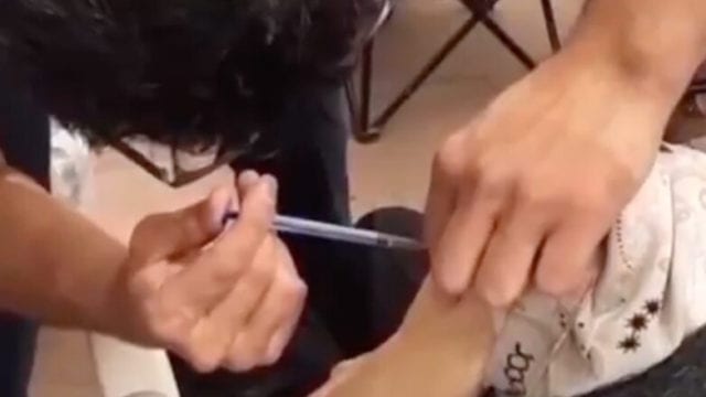 Intentan vacunar a mujer con 'aire' en Sonora; superdelegado admite error