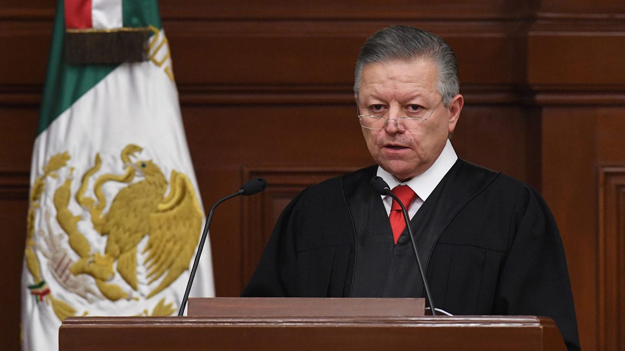 Cárceles están llenas de inocentes por falta de abogados defensores de calidad: Zaldívar