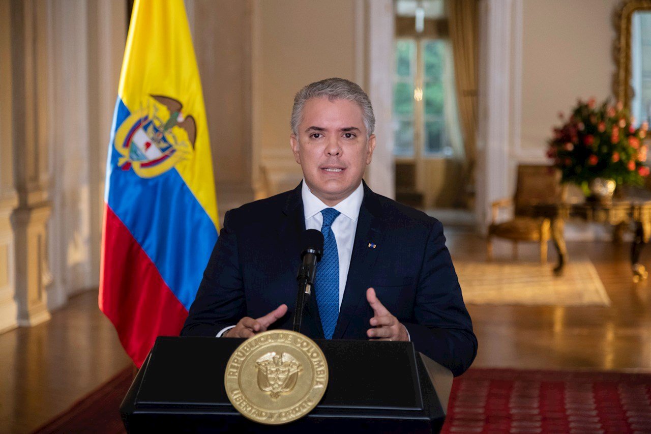 Presidente de Colombia abre puerta al diálogo ante violentas protestas