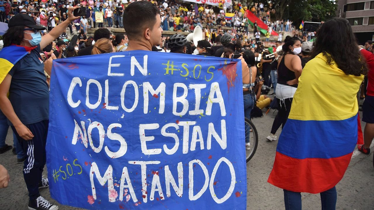 Presidente de Colombia ordena a la fuerza pública desbloquear vías entre protestas