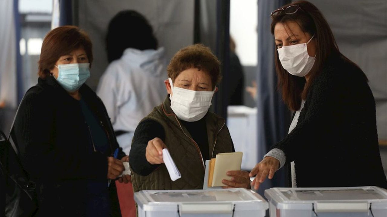 Chile eligió a independientes y a opositores para redactar su nueva Constitución