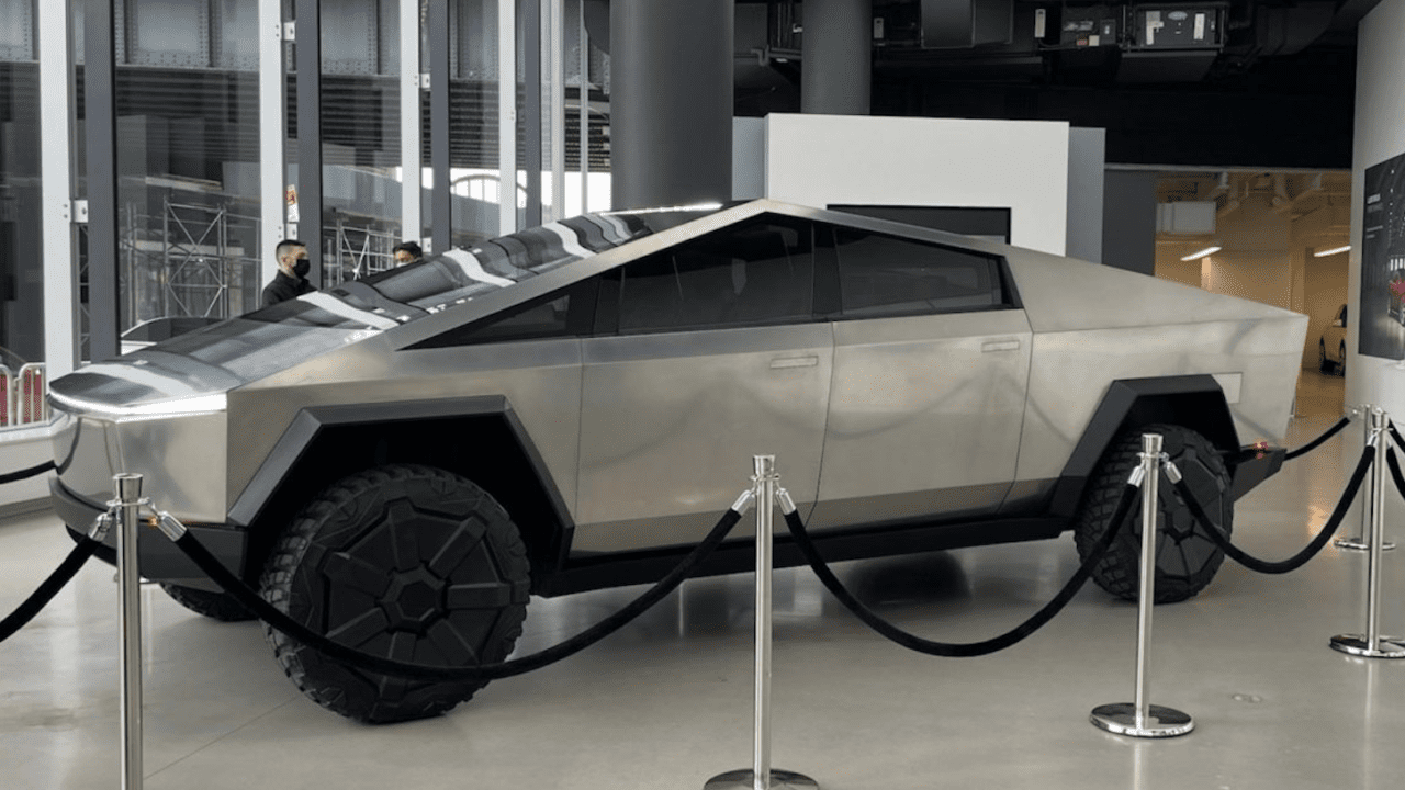 El Tesla Cybertruck deslumbra a NY: Elon Musk lo presume en las calles y TV