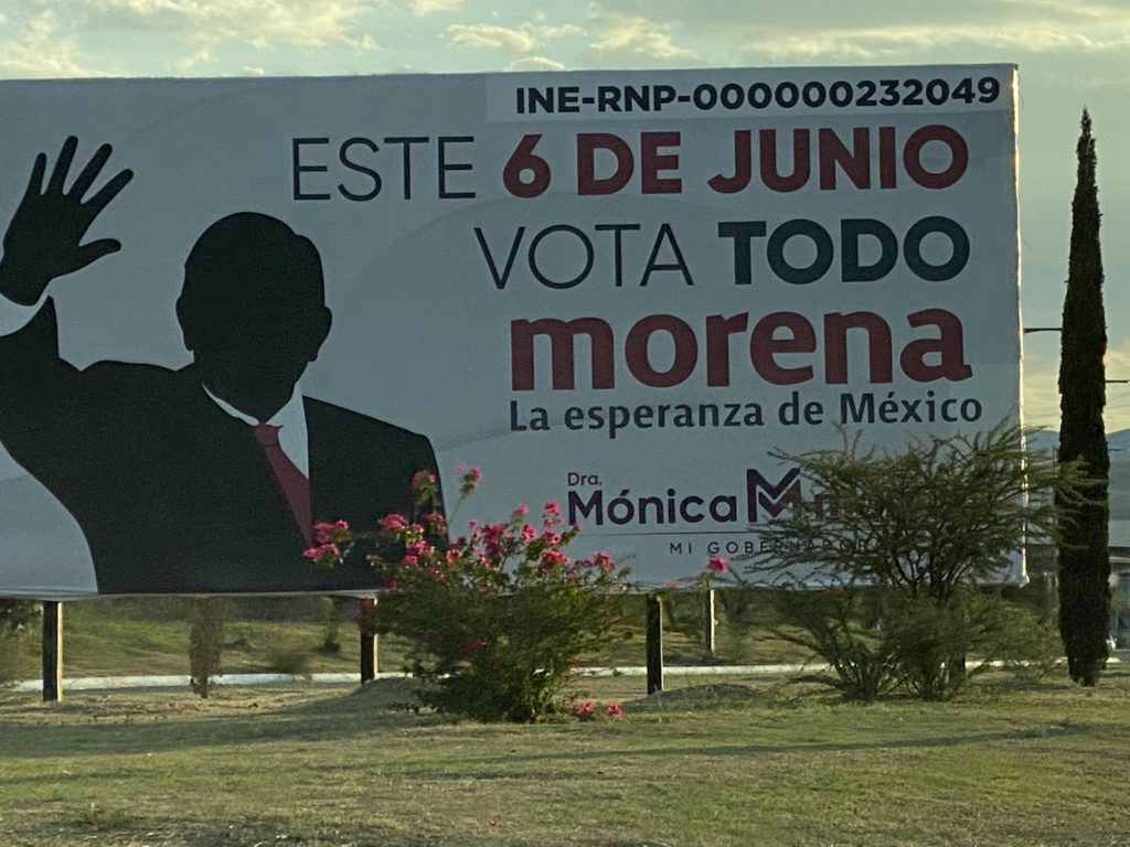 Candidatos de Morena usan la popularidad de AMLO para pedir votos