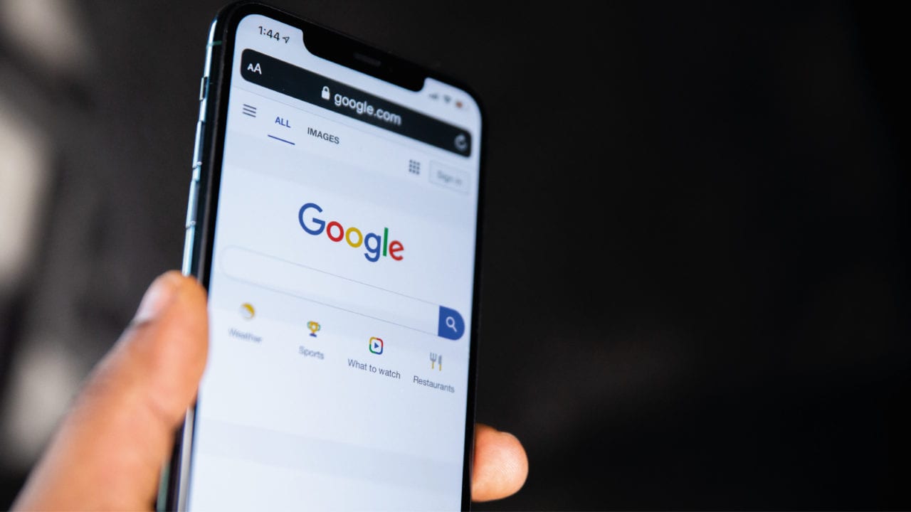 Francia impone multa millonaria a Google por abuso en publicidad en línea