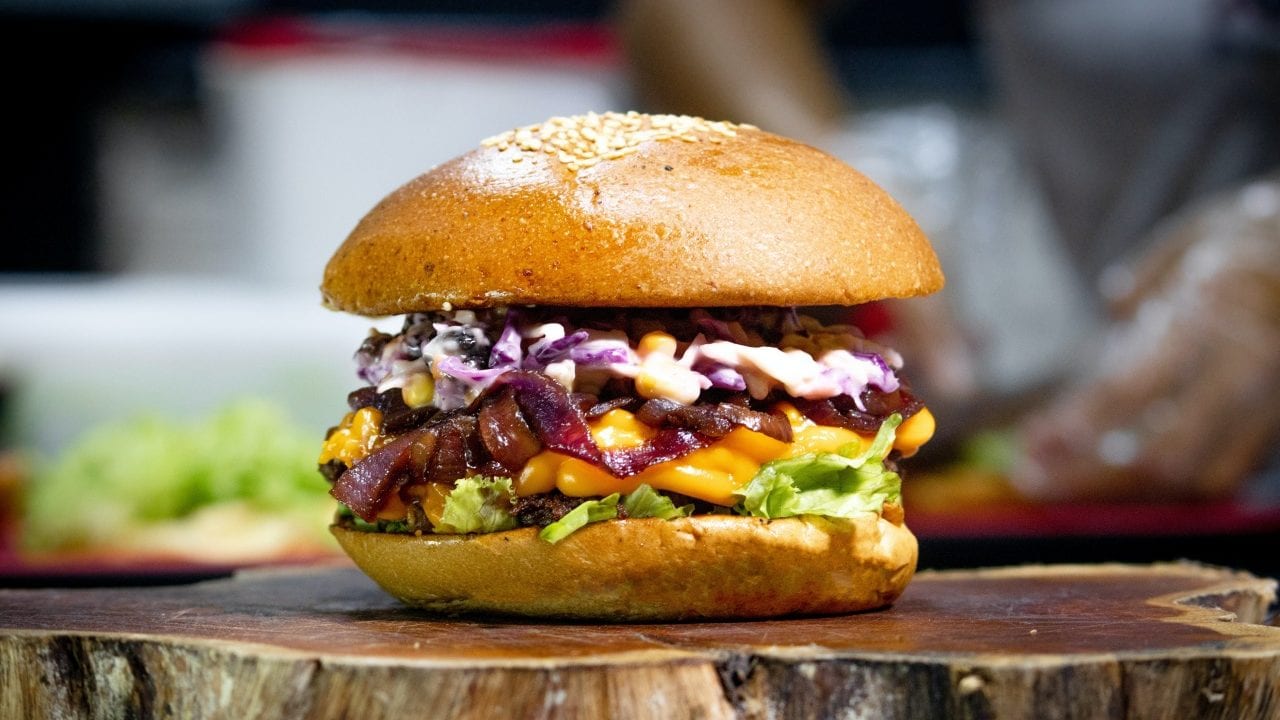 Día de la Independencia de EU: mujer se come 34 hamburguesas para celebrar