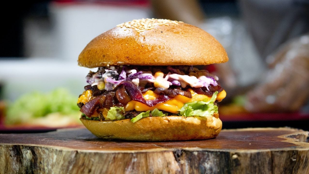 Día Internacional de la hamburguesa: Datos interesantes, maridaje y 3 estilos icónicos