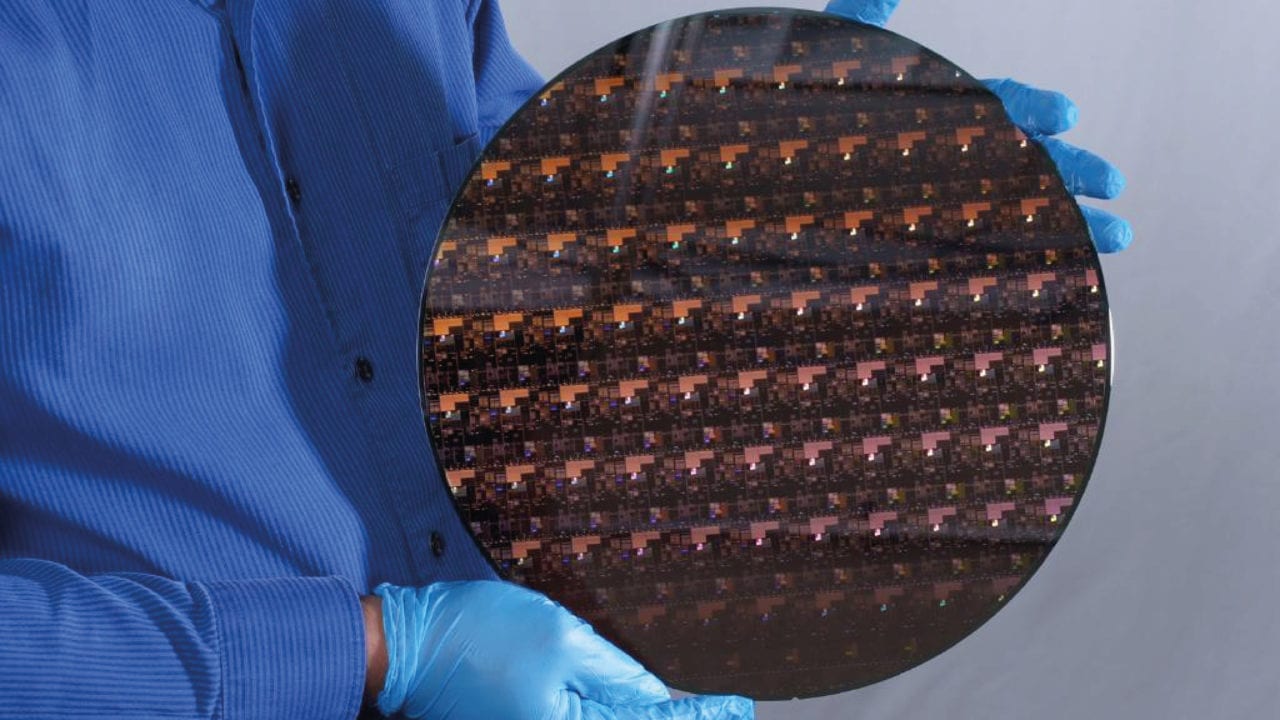 IBM presenta el chip más pequeño del mundo; impulsará progreso de dispositivos