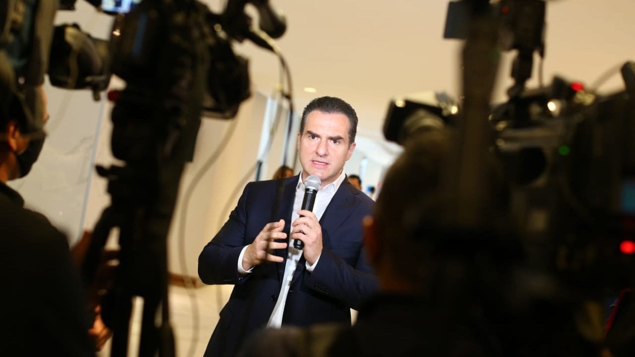 AMLO está enojado por el éxito de la Tarjeta Regia: Adrián de la Garza