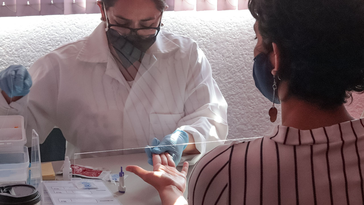 Cofepris autoriza ensayo para ‘vacuna’ contra VIH y nuevo tratamiento para leucemia