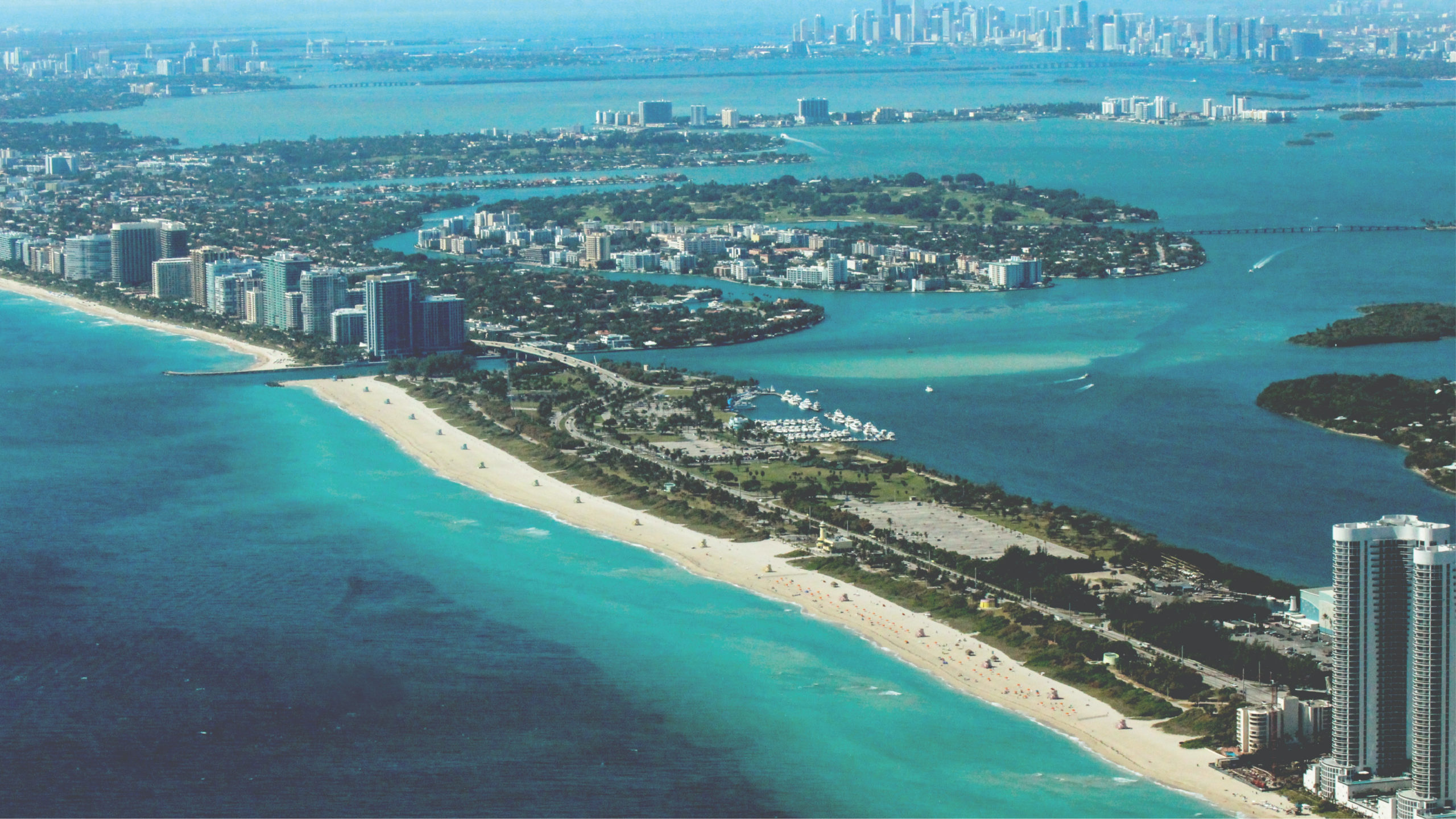 Prohíben nadar en bahía de Miami por derrame de aguas residuales