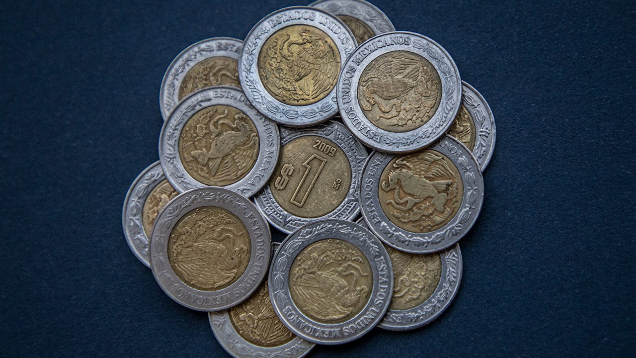 Peso avanza y bolsa retrocede; atentos a los próximos pasos de la Fed