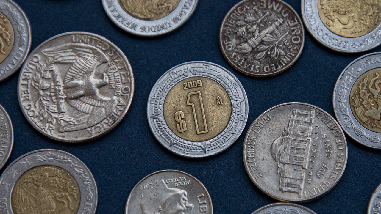 Peso retrocede por temores a recesión mundial; BMV cae por quinta sesión