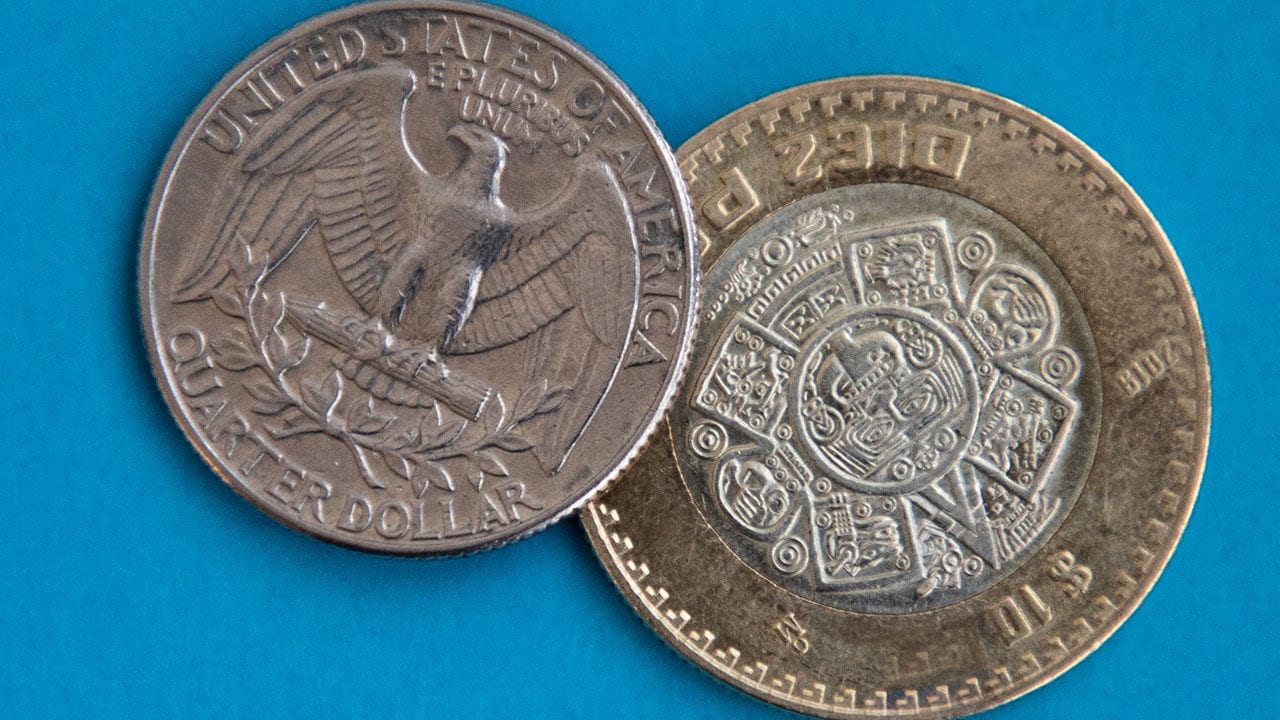Peso se aprecia pese a preocupaciones por variante ómicron