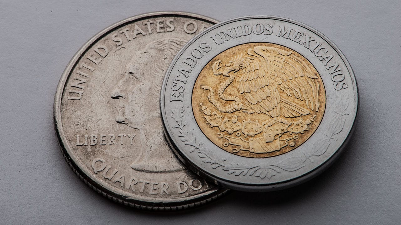 Peso cierra en 17.97 por dólar; ven posibilidad de que llegue a los 17.75