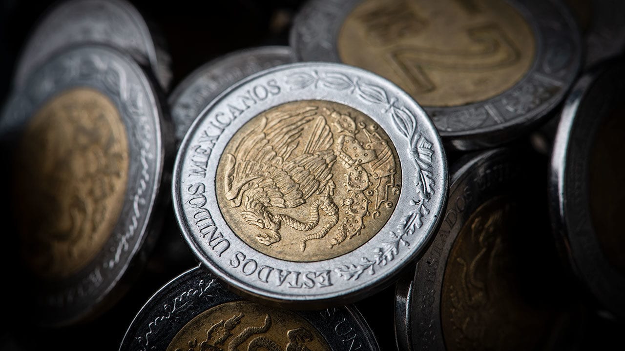 Peso pierde levemente por alza en tasa de interés, bolsa retrocede
