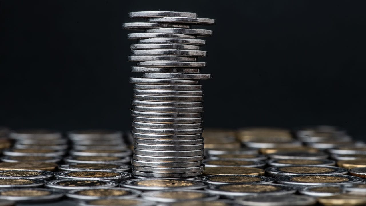 Peso avanza resiliente ante fortaleza del dólar, bolsa sostiene alzas
