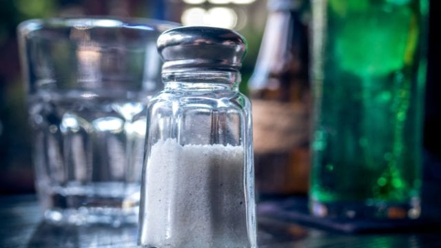 No pase la sal: OMS emite puntos de referencia para contenido de sodio en los alimentos
