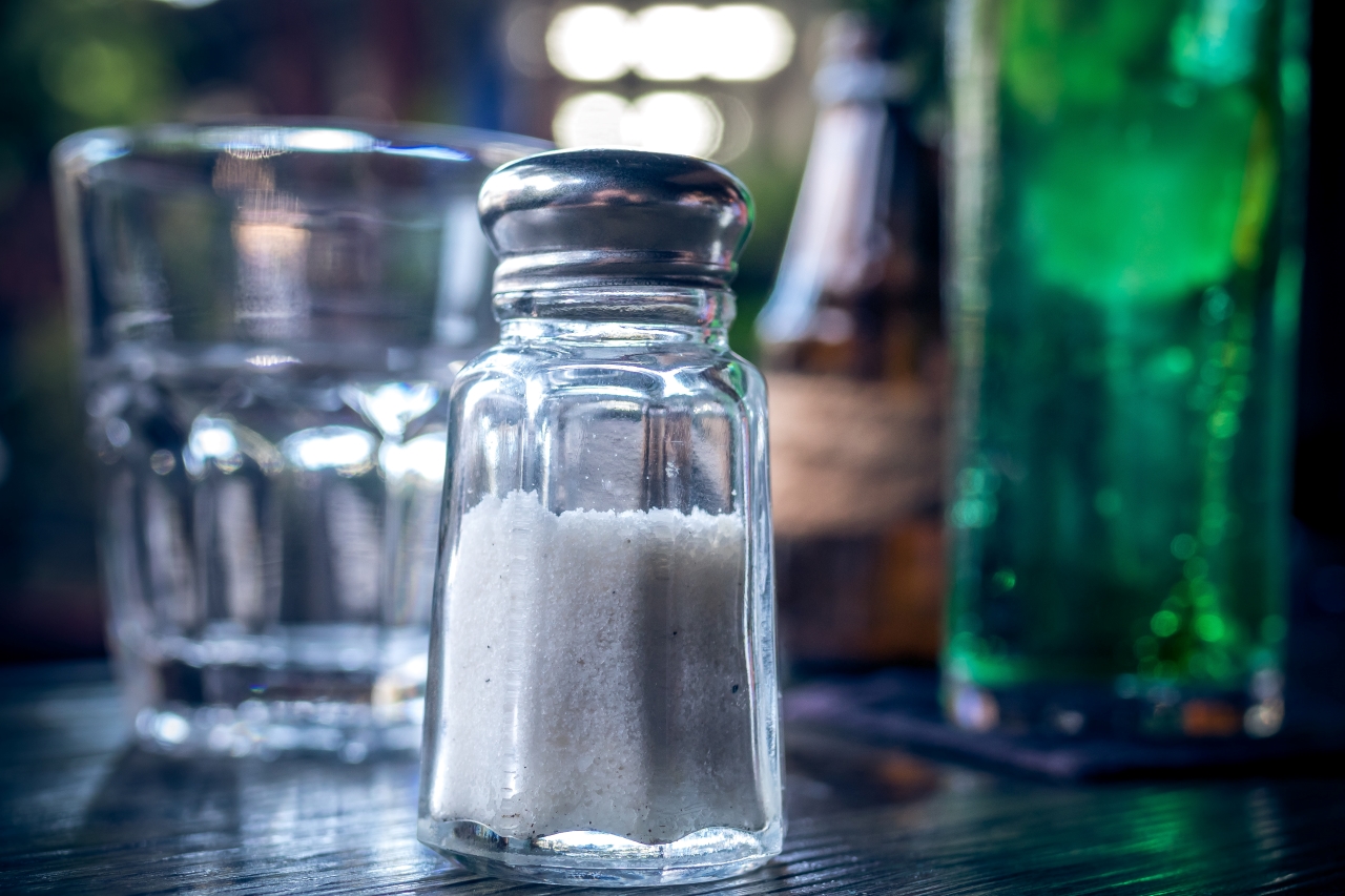 No pase la sal: OMS emite puntos de referencia para contenido de sodio en los alimentos