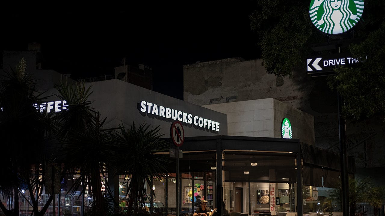Sin lattes y con servicios lentos: Ómicron llega a restaurantes de EU