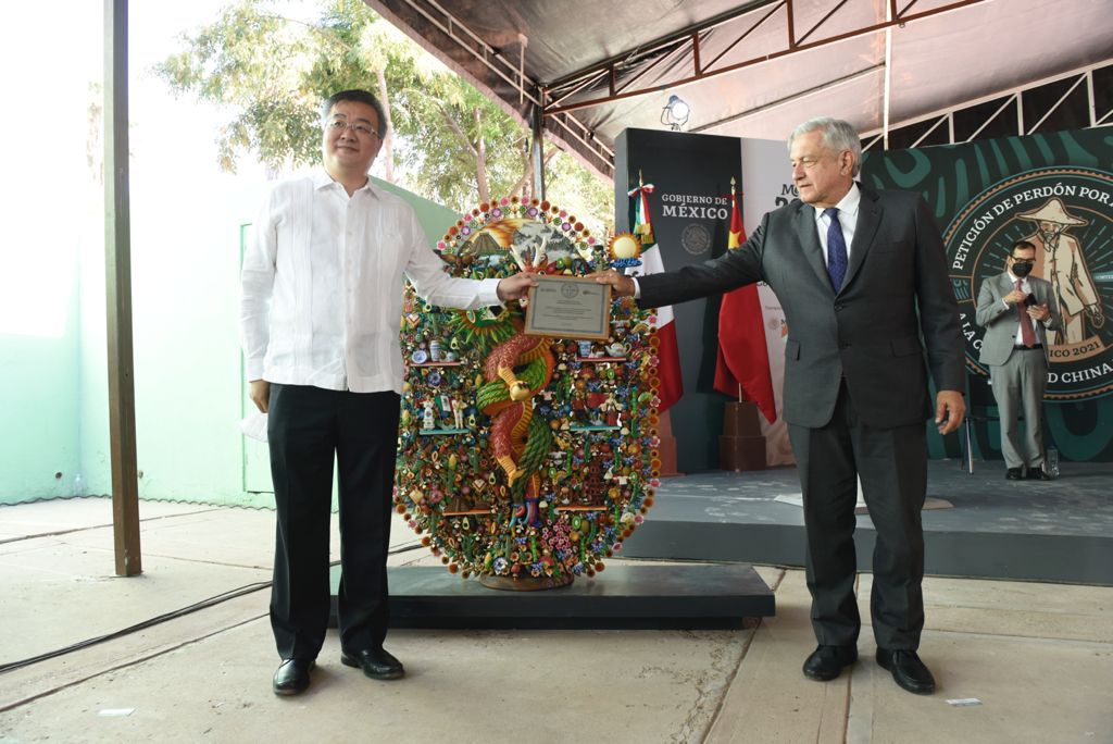 El presidente López Obrador y el embajador embajador de la República Popular China en México, Zhu Qingqiao