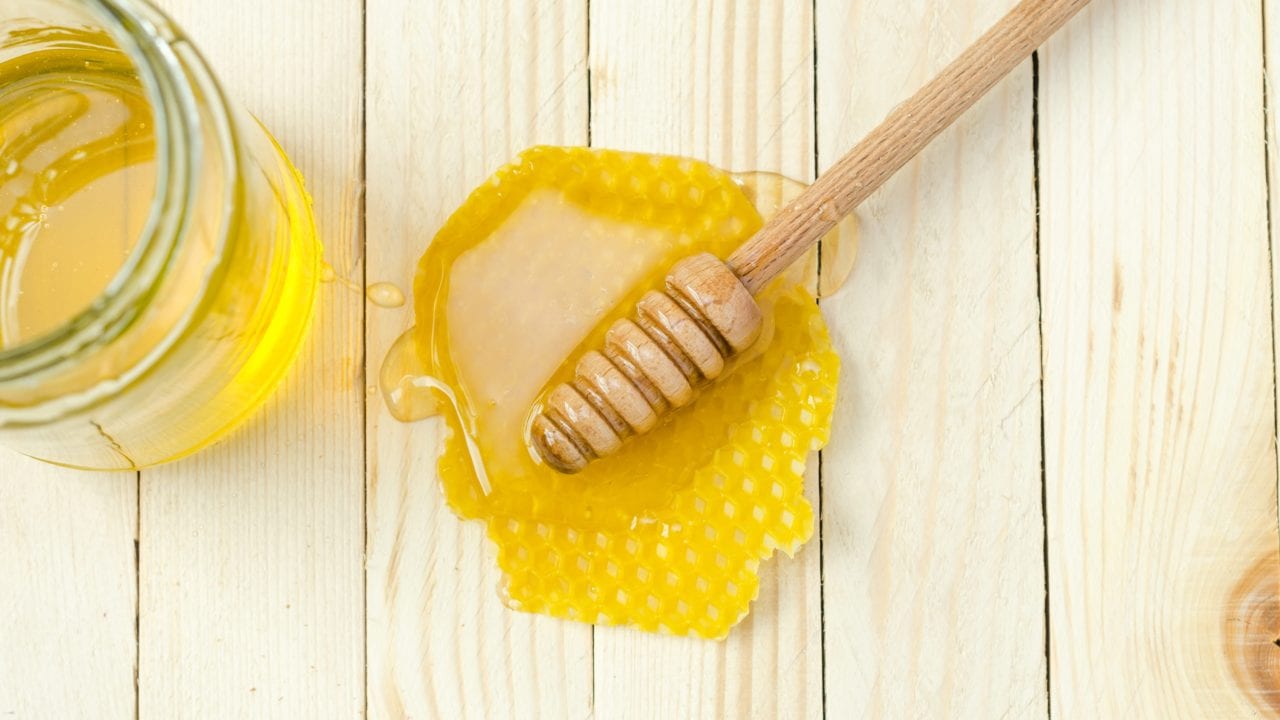 Miel de abeja: Beneficios para la piel y cómo implementarlos