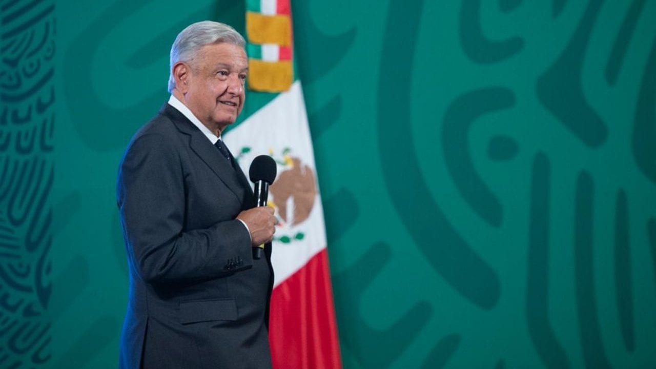 Si al INE no le gusta que haga denuncias, es su problema: AMLO