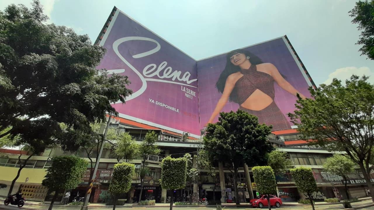Publicidad envolvente en edificios, prohibida por la ley, brota en CDMX