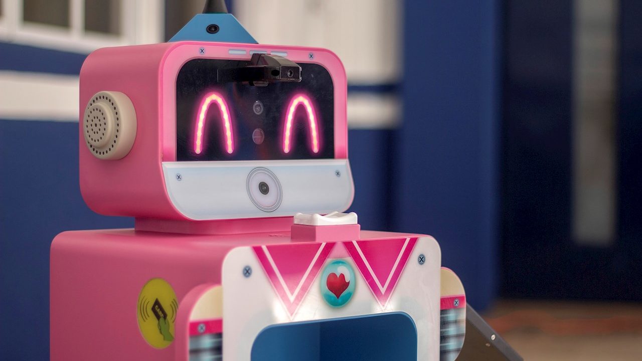 Robot cuida a alumnos de Querétaro en regreso a clases