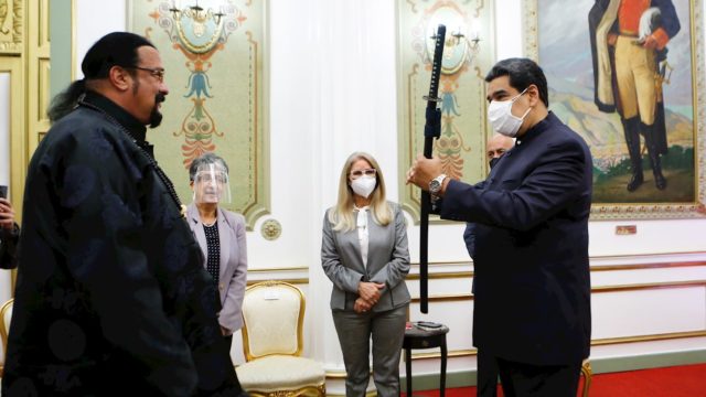 Nicolás Maduro recibe espada samurái del actor Steven Seagal