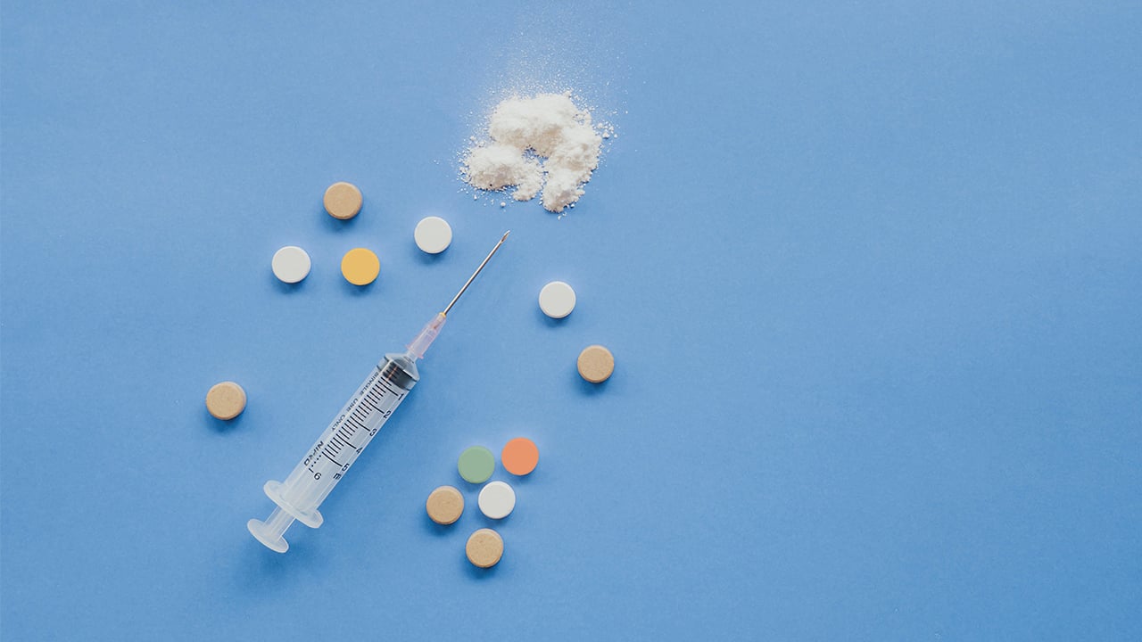 Muertes por sobredosis en EU suben 30%; tocan récord durante pandemia