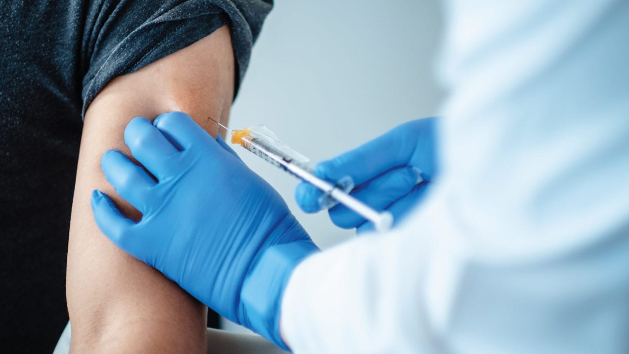 OMS pide a Pfizer y Moderna adelantar dosis para COVAX