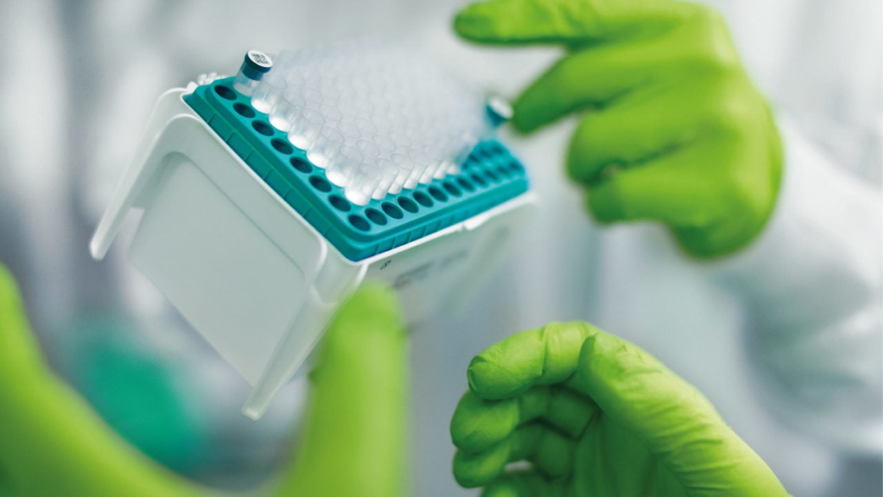 Pfizer y BioNTech inician ensayo de vacuna enfocada en Ómicron
