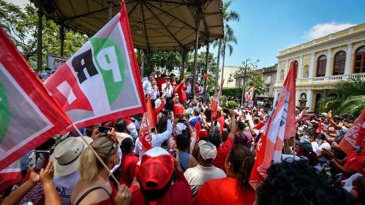 Lanza AMLO manzanas envenenadas al PRI para tentarlos: Zambrano