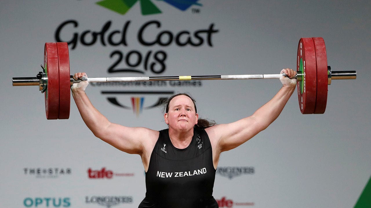 Neozelandesa Hubbard se convierte en primera atleta olímpica transgénero, pero se despide rápido