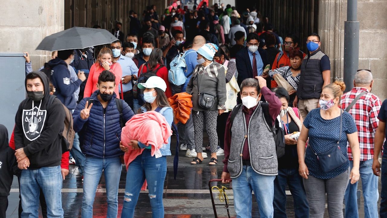 Repunta Covid-19 en CDMX en personas de 30 a 49 años; Sheinbaum descarta parar actividades