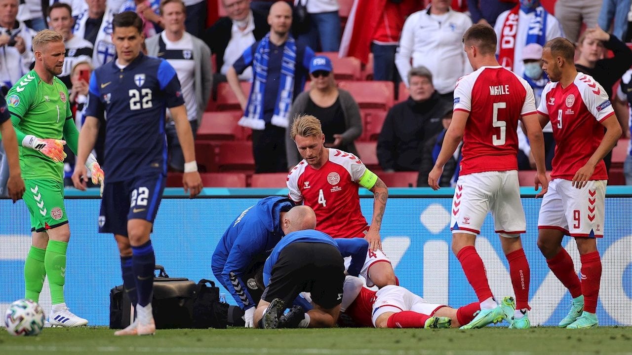 Futbolista danés Christian Eriksen se desvanece en juego la Eurocopa 2020