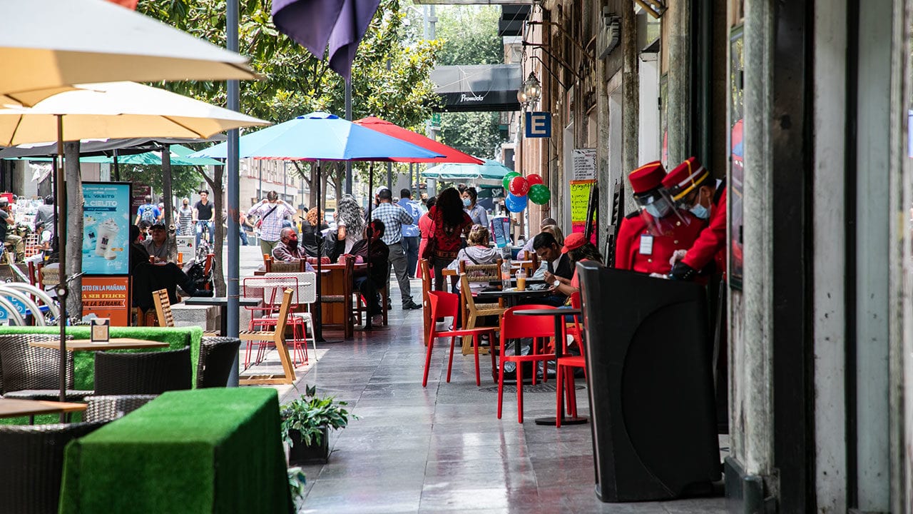 Con regreso al semáforo amarillo, CDMX reabre el 100% de su economía