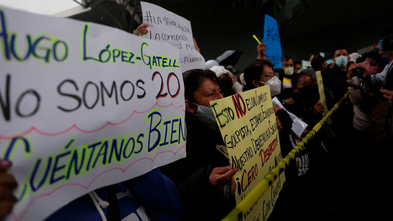 Fotogalería: Familiares de niños con cáncer y simpatizantes bloquean el AICM