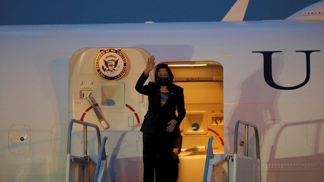 Kamala Harris llega a Guatemala tras retraso de su vuelo
